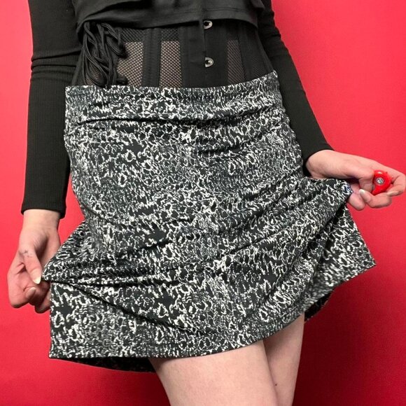 seg’ments luxe / Black and white snakeskin midi skort 🖤🤍 - Picture 3 of 5